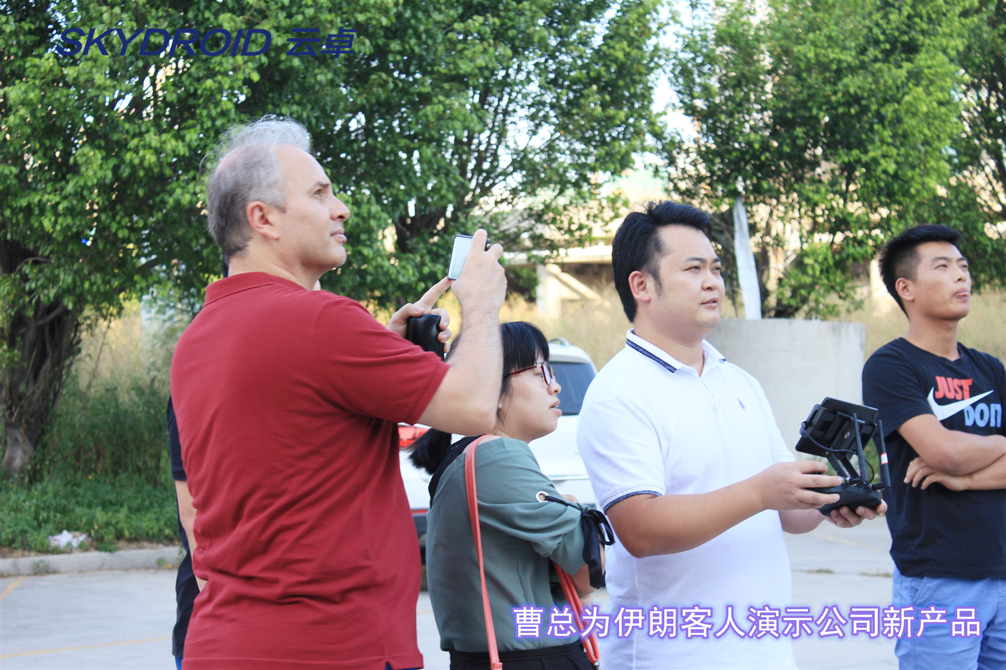 1568801465912891.jpg 曹總為伊朗客人演示公司新產(chǎn)品.jpg